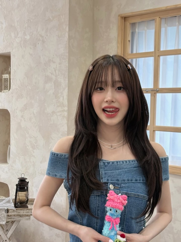‘이 세상 행복 다 모였츄’…츄, 환한 미소와 꽃다발로 팬심 저격
