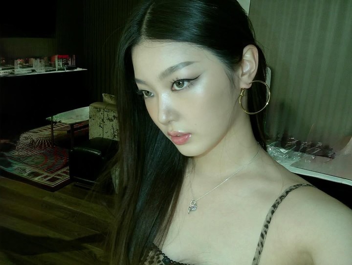 ‘캣츠아이 윤채, 시선 압도한 파티룩’…레오파드 드레스와 “last show on tour” 남긴 눈빛